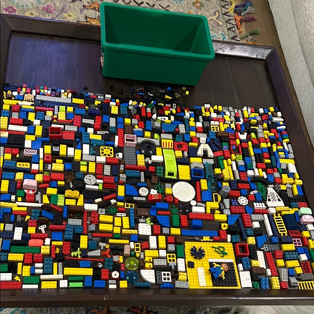 LEGO Bundle , Lots and Lots of LEGO Building Blocks (over 925 pieces)